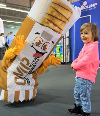 9 powodów dla których nie warto rezygnować z kostiumów reklamowych. Baton
