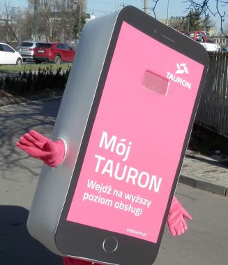 Idealne stroje reklamowe na czas pandemii? Recenzja maskotki. Smartfon 