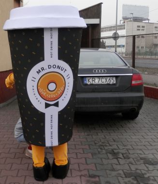 Symboliczne kostiumy reklamowe w cieniu Świąt Wielkanocnych. Kubek