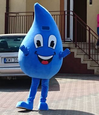 Kolejny dzień i stroje reklamowe maskotki Elabika. Może być ciekawie. Kropla