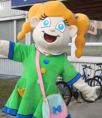 Co się stanie, gdy modna blondynka dziewczyna ubierze strój dziewczyny disco?
