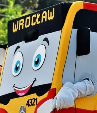 Na śnieg, zwieje i zamiecie śnieżne oraz mróz najlepsze… przebranie za autobus!