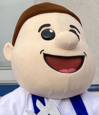 Stroje reklamowe mężczyzna w ogrodniczkach, a zatem masz własnego brand hero!