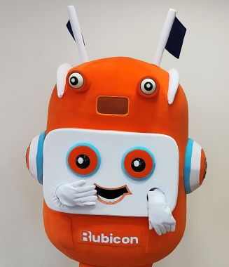 Witaj w przyszłości reklamy! Postaw na przebranie stylizowane na robota Elabika! 