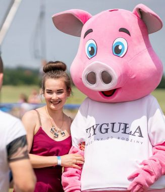 Dlaczego hasło stroje reklamowe tanio może oznaczać faktycznie drogo? Świnka