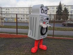 Kostium reklamowy w postaci pralki do recyclingu Pralka Remondis