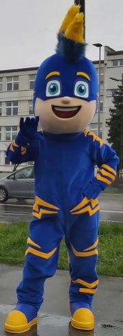 Chłopiec przebrany za superbohatera